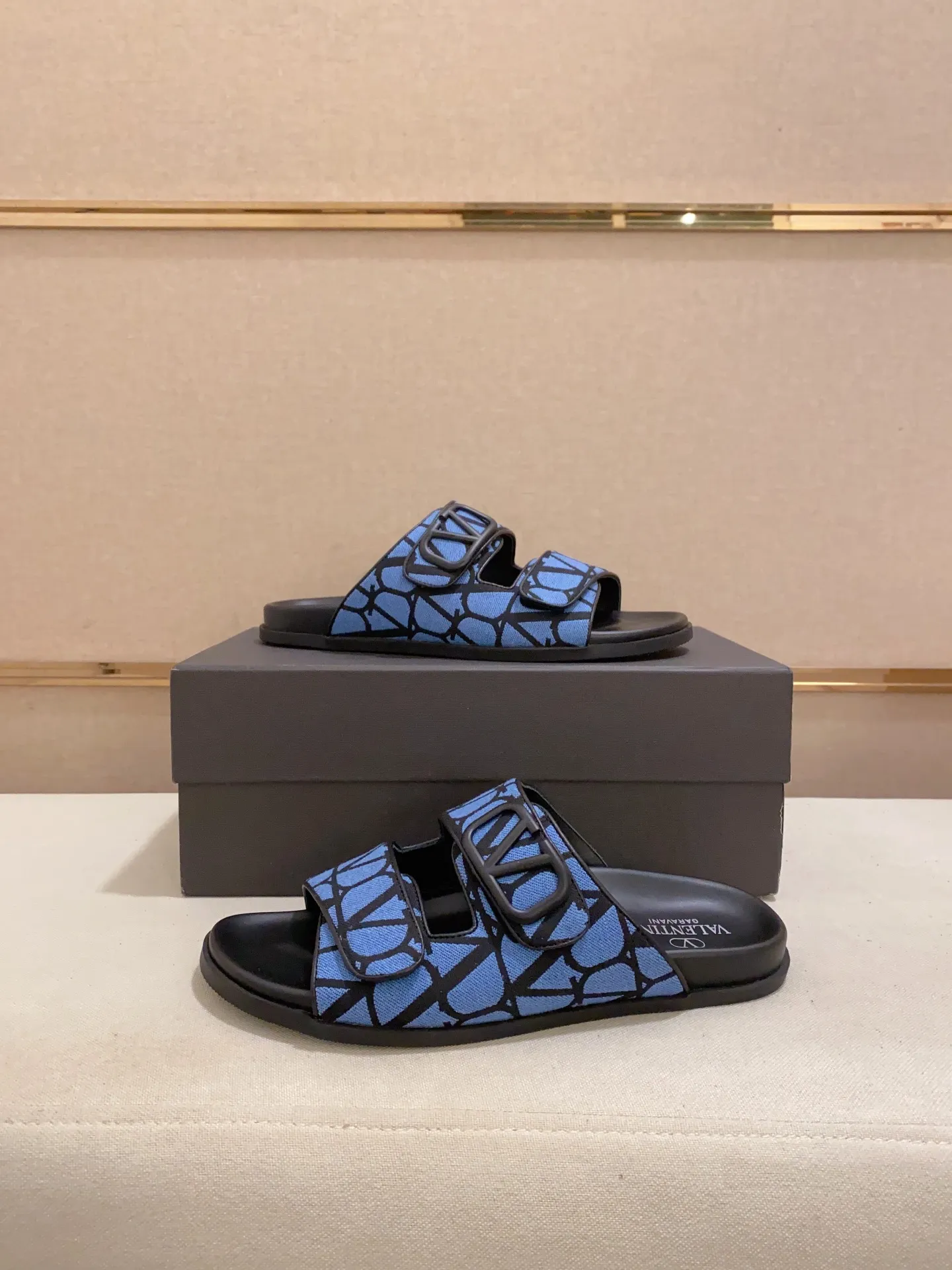 Men's shoes💰: 440💰High version [Valentino] New men's boutique slippers, counter quality, classic plaid, the actual workmanship is quite complex🔰The uppers are made of imported canvas fabric➕🐑Sheepskin lining, which tests the craftsman's craftsmanship➕original PU outsole. Size: 38-44 (45 can be customized, non-refundable)